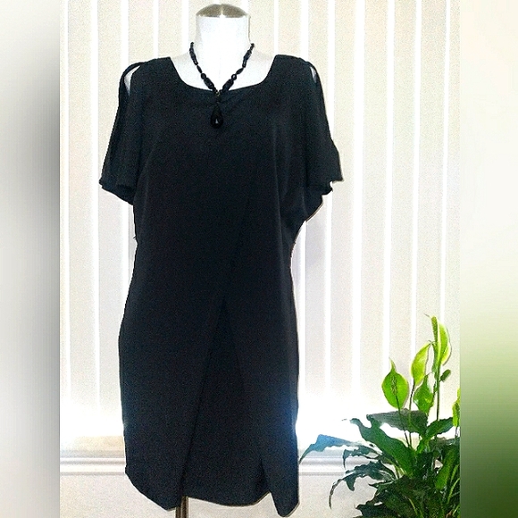 👗IT'S A SALE!! Elegant Black Dress👗 - Picture 1 of 4